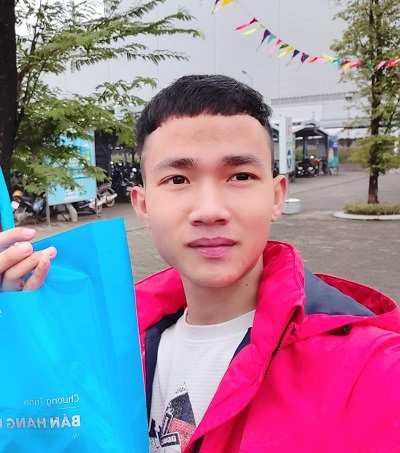 Tìm phi công trẻ lái máy bay bà già