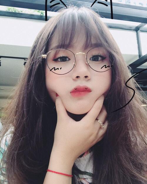 Ảnh gái xinh đeo kính cute