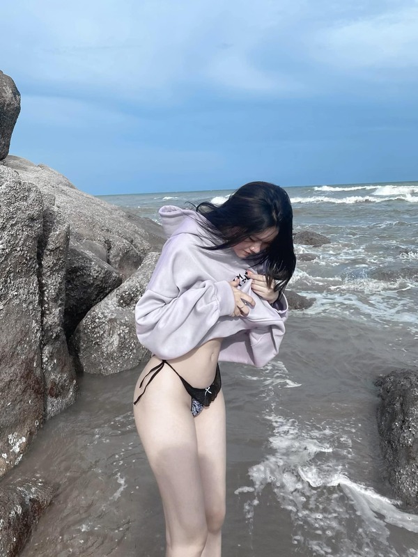 Gái xinh mặc bikini mướt mườn mượt